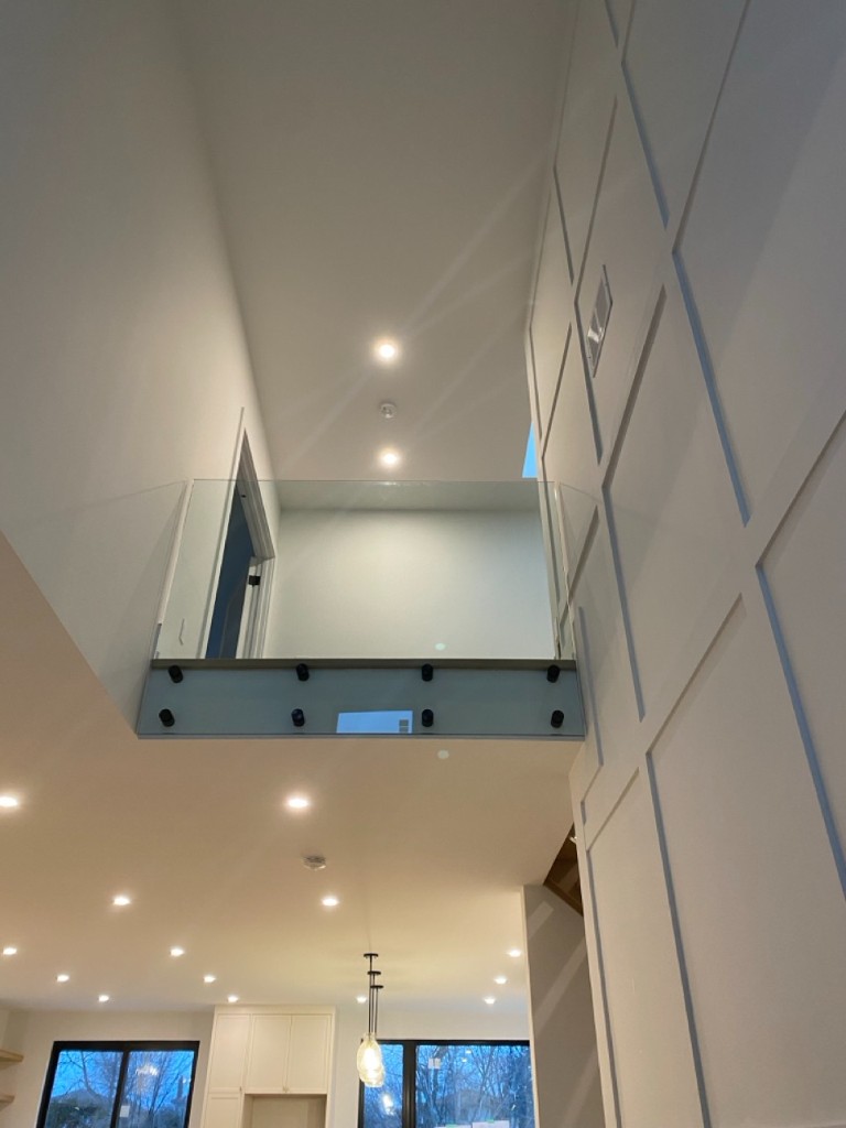 Frameless glass staircase railing